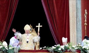 El papa Benedicto XVI saluda a los fieles tras pronunciar el mensaje 'Urbi et Orbi'. (Foto: MAURIZIO BRAMBATTI)