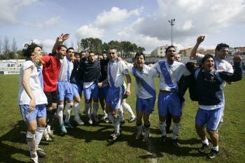Los jugadores de la selección gallega  celebran el triunfo. (Foto: DIARIO DE PONTEVEDRA)
