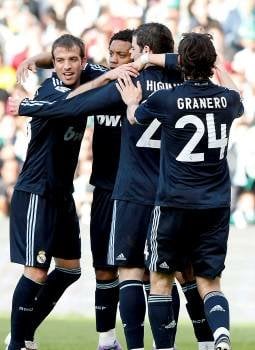 Los jugadores del Real Madrid celebran el primer gol, el conseguido por Ronaldo.  (Foto: ALBERTO AJA)