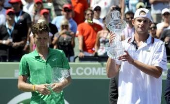 El estadounidense Andy Roddick, con el trofeo.