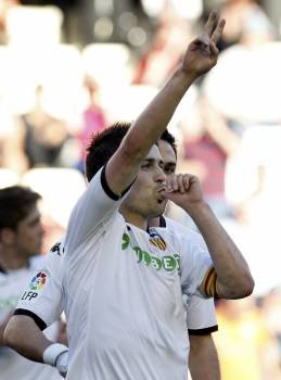 David Villa celebra el tercer gol del Valencia. (Foto: J.C. CÁRDENAS)