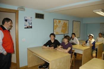 A la derecha, los jóvenes alumnos que iniciaban ayer el curso en la academia Estelas. (Foto: MARTIÑO PINAL)