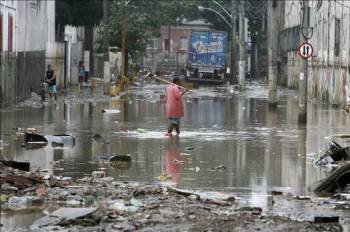 Una persona camina en medio de los destrozos por la inundación en Río de Janeiro. (Foto: ANTONIO LACERDA)