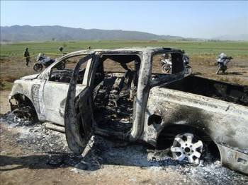 El vehículo en el que agentes y militares hallaron los cuerpos de ocho sujetos calcinados. (Foto: EFE)