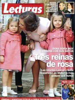 Las Infantas con la Reina, en la portada de la revista  'Lecturas'.
