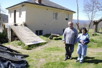 Los padres de Montserrat Martínez Fernández, ayer delante de su domicilio. (Foto: Luis Blanco)