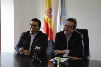 Francisco José Fernández (derecha), con el alcalde de Castrelo de Miño, Xurxo Rodríguez. (Foto: MARTIÑO PINAL)