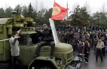Manifestantes entonan cánticos durante una protesta en Bishkek.