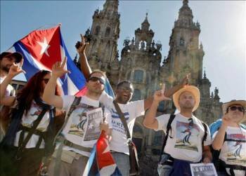 Cinco ciudadanos cubanos llegaron a Santiago de Compostela tras recorrer 170 kilómetros de la ruta xacobea. (Foto: X. REY)