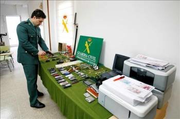 Imagen de parte del material intervenido por la Guardia Civil de Lugo en el marco de la denominada operación 'Escoyen'. (Foto: J.M. CASTRO)