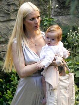 La actriz estadounidense Gwyneth Paltrow con su hijo Moses.
