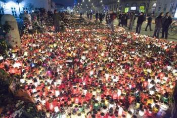 Miles de velas llenan las calles de Varsovia.