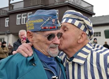 Viktor Savytskyi (dcha), un superviviente ucraniano del campo de concentración de Buchenwald, abraza al veterano del ejército estadounidense Clarence Brockman. 