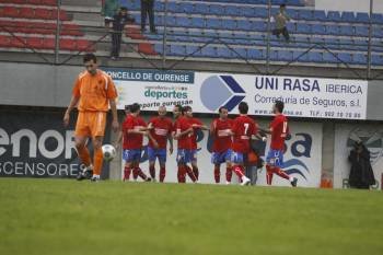 Los jugadores del Ourense celebran el gol  en el partido de la primera vuelta ante el Santa Comba. (Foto: XESÚS FARIÑAS)
