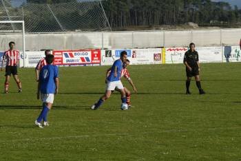 Un jugador del Verín controla el balón ante un rival del Céltiga. (Foto: DIARIO DE AROUSA)