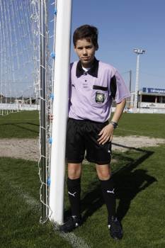 Manuel Casanova Cudeiro, el árbitro más joven de Ourense, en el campo de A Tella, antes de pitar el Nogueira-Celanova de alevines.