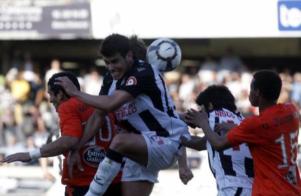 Cellerino y Vasco disputan un balón a jugadores del Castellón. Foto: s.e.