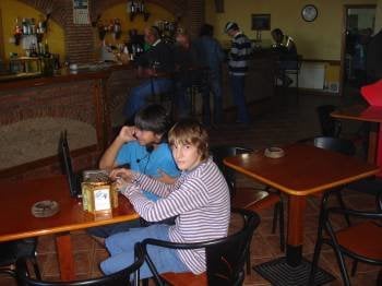 Dos niños navegan por internet en el bar Volobriga, de O Bolo.
