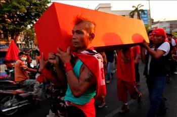 Manifestantes opositores al gobierno tailandés se manifiestan al lado de unas cajas que simulan ataúdes rojos en memoria de los civiles que murieron ayer. (Foto: JULIAN ABRAM WAINWRIGHT)