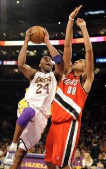Kobe Bryant, en acción ante la defensa de Nicolas Batum. (Foto: ANDREW GOMBERT)