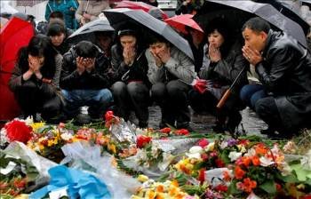 Varias personas rezan por las víctimas de los recientes violentos sucesos que llevaron al derrocamiento del presidente, Kurmanbek Bakiyev. (Foto: YURI KOCHETKOV)