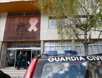 Dos guardias civiles abandonan el Ayuntamiento de Santoña tras investigar el suceso. (Foto: ESTEBAN COBO)