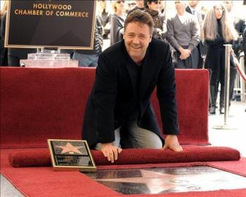 El actor australiano Russell Crowe posa junto a su estrella en el Paseo de la Fama. (Foto: PAUL BUCK)