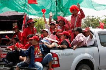 Un grupo de 'camisas rojas', durante la protesta. (Foto: BARBARA WALTON)