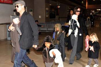 Brad Pitt y Angelina Jolie, con sus hijos.