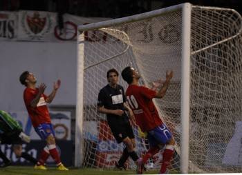 Quintairos y Arenas se lamentan de una de las pocas ocasiones de gol local.