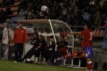 El técnico del Ourense sigue las evoluciones del partido desde el banquillo de O Couto.