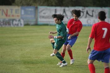 Un jugador del Verín pugna por un balón con un rival. (Foto: MARCOS ATRIO)