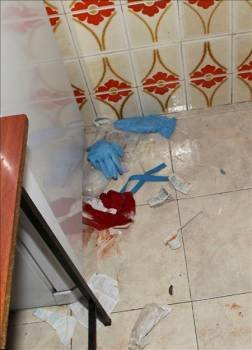 Restos de sangre en la cocina donde fue asesinada la joven de 24 años que vivía en Madrid. (Foto: J.J. GUILLÉN)