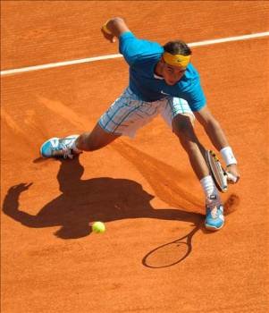 El tenista español Rafael Nadal devuelve el golpe al alemán Michael Berrer . (Foto: Christophe Karaba)