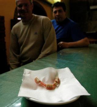 Pascal e Víctor posan coa dentadura postiza nun plato. (Foto: MARTIÑO PINAL)