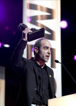 El actor Luis Tosar tras recibir el premio al mejor actor protagonista. (Foto: KIKO)