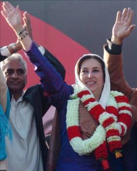 Fotografía de archivo del 27 de diciembre de 2007 de Benazir Bhutto. (Foto: EFE)