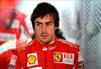 Fernando Alonso,  en el garaje de su equipo. (Foto: FRANK ROBICHON)