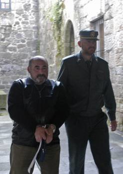 Ramón Fernández, a su llegada al juzgado de Ribadavia. (Foto: MARTIÑO PINAL)