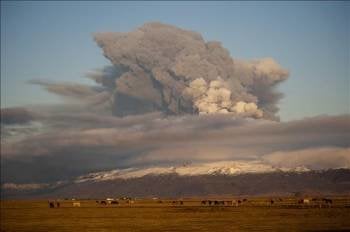 Fotografía general que muestra el ascendente humo mientras una erupción volcánica cerca del glaciar Eyjafjallajoekull. (Foto: S. OLAFS)