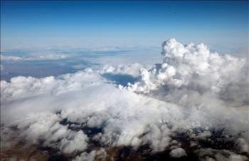 Vista  aérea de la nube de cenizas procedente de la erupción de un volcán subterráneo bajo el glaciar Eyjafjälla. (Foto: EFE)