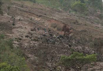 Militares españoles intentan recuperar los cuerpos de los cuatro soldados fallecidos al estrellarse su helicóptero en Haití. (Foto: ANDRÉS MARTÍNEZ CASARES)
