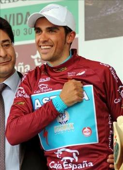 El ciclista de Astana Alberto Contador  con el maillot burdeos de líder. (Foto: RUBÉN GARCÍA)