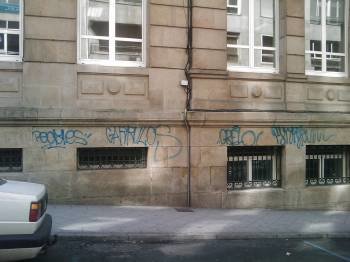 Los jóvenes identificados son presuntos autores de pintadas en la fachada del edificio de Hacienda. (Foto: ARCHIVO)