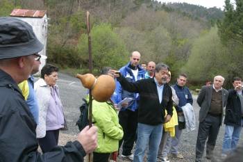 El regidor de Lobios, José Lamela (centro), explicó a los presentes el motivo de la reivindicación. (Foto: JOSÉ PAZ)