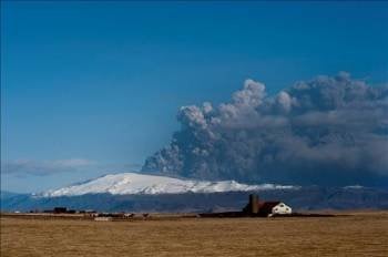 El volcán subterráneo del glaciar Eyjafjallajökull escupe una gran columna de ceniza. (Foto: EFE)