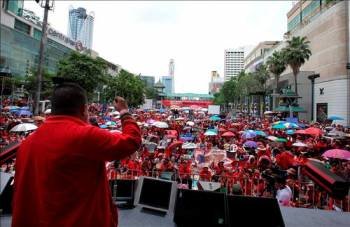Centenares de 'camisas rojas' escuchan el discurso de un líder en la zona ocupada en Ratchaprasong, en el centro de Bangkok. (Foto: BARBARA WALTON)