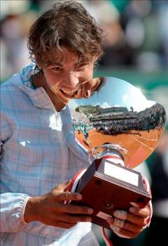 Nadal muerde su trofeo. (Foto: CHRISTOPHE KARABA)