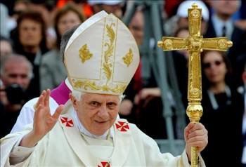 El papa Benedicto XVI saluda a los fieles en su camino al altar para oficiar una misa en Floriana. (Foto: MAURIZIO BRAMBATTI)