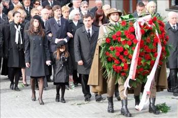 El cortejo fúnebre del presidente polaco, Lech Kaczynski, y de su mujer, Maria, encabezado por su hija Marta, su nieta Ewa, y su yerno, Maciej Dubieniecki. (Foto: ADAM CIEREZSKO)